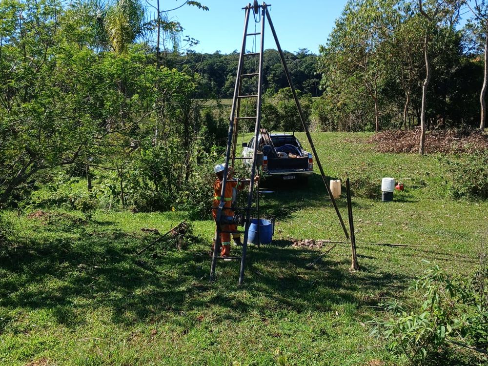 Sondagem SPT com tripé montado pela equipe da NEV Geotecnia, com mata ao fundo