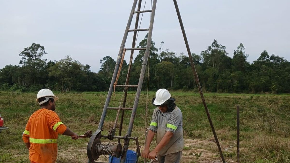Tripé de sondagem SPT da NEV Geotecnia em terreno aberto — Erechim