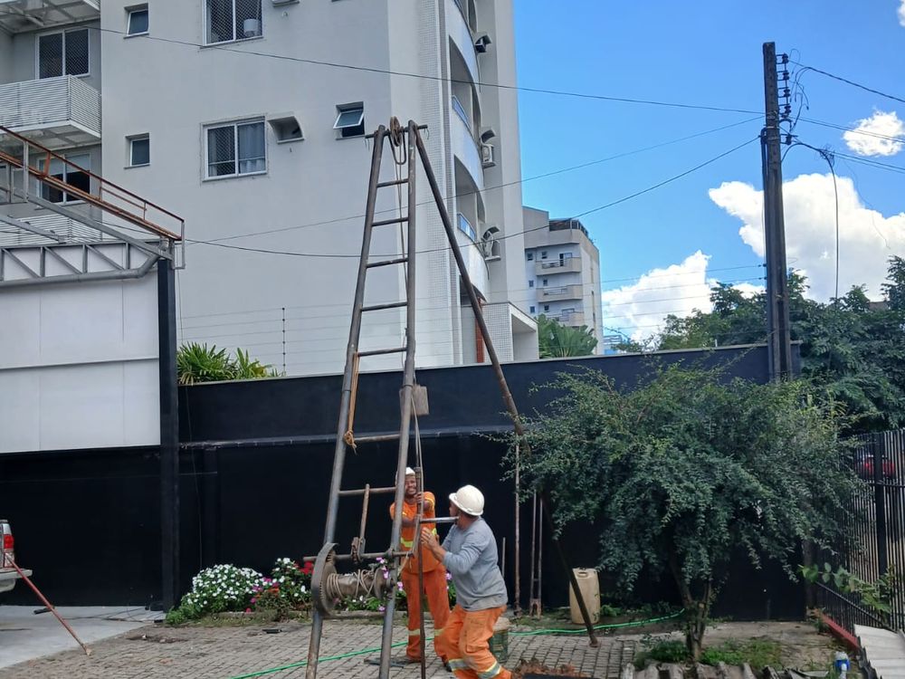 Sondagem SPT em lote urbano com edifícios ao fundo